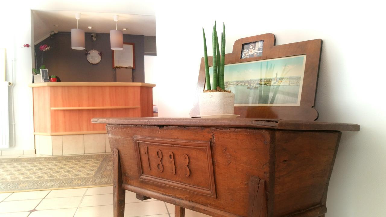 Logis Hotel Du Commerce Volvic Luaran gambar