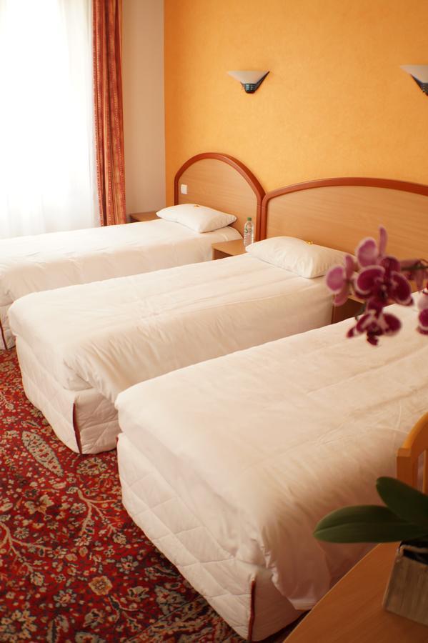 Logis Hotel Du Commerce Volvic Luaran gambar