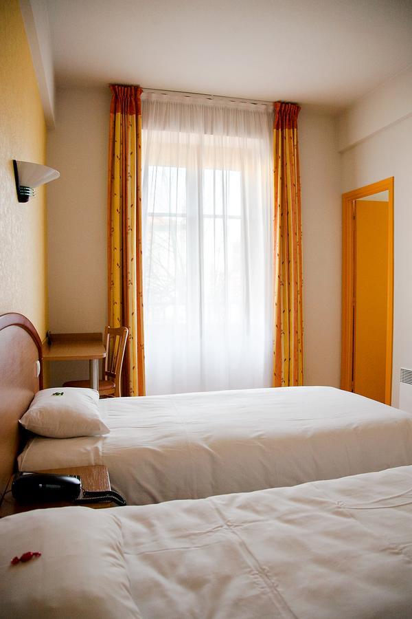 Logis Hotel Du Commerce Volvic Luaran gambar