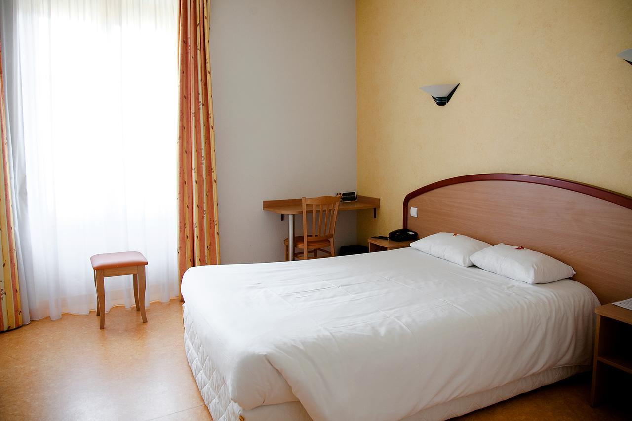 Logis Hotel Du Commerce Volvic Luaran gambar