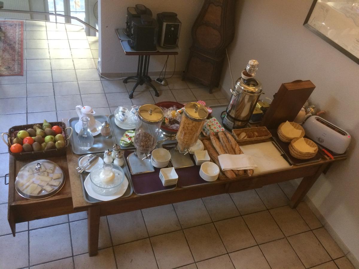 Logis Hotel Du Commerce Volvic Luaran gambar
