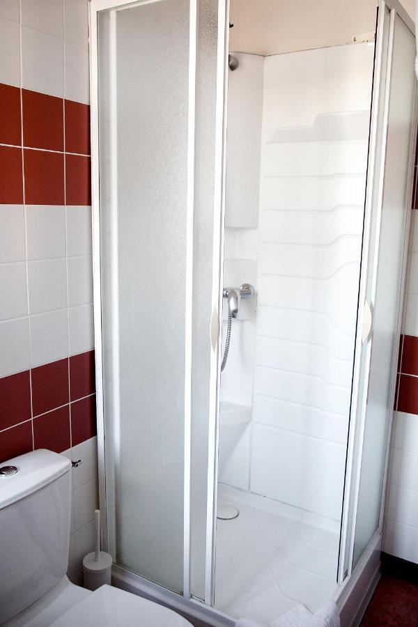 Logis Hotel Du Commerce Volvic Luaran gambar